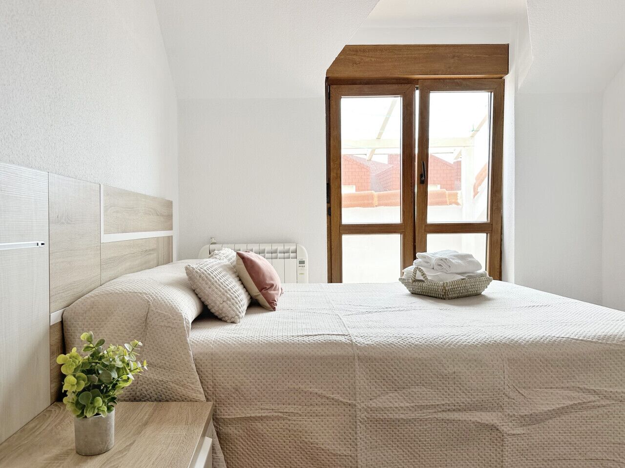 3 bedrooms, iron/ironing board, bed sheets