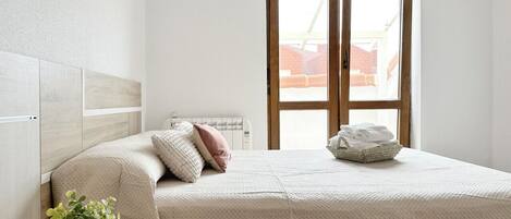 3 bedrooms, iron/ironing board, bed sheets