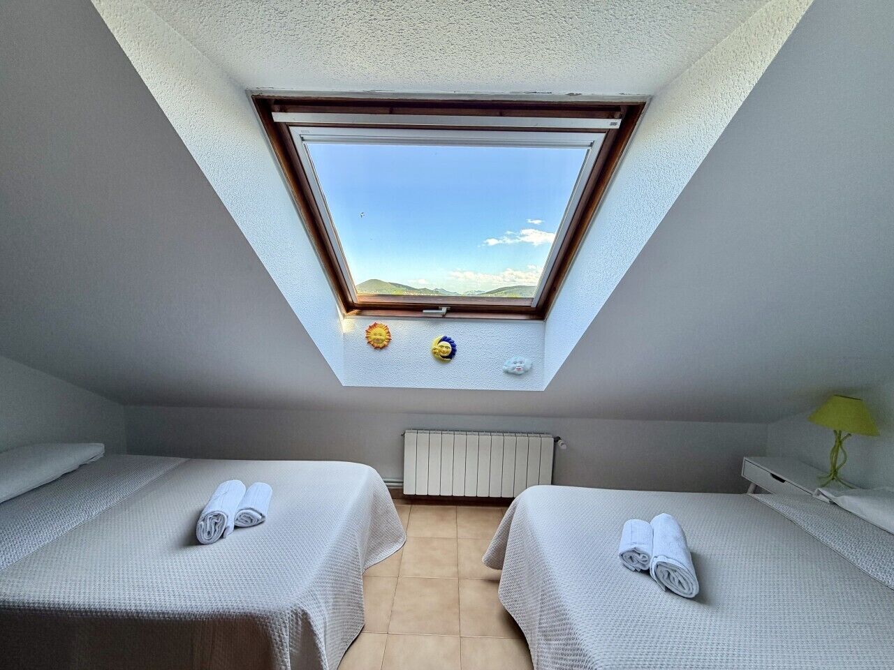 2 slaapkamers, een strijkplank/strijkijzer, beddengoed
