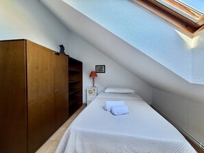2 bedrooms, iron/ironing board, bed sheets