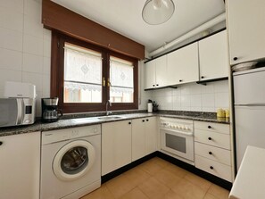 冷蔵庫、電子レンジ、オーブン、コーヒー / ティーメーカー