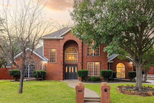 Luxurious 5 Bedroom Retreat with Pool!