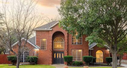 Luxurious 5 Bedroom Retreat with Pool!