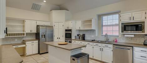 Kjøleskap, mikrobølgeovn, ovn og kokeplater