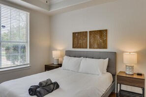 5 bedrooms, iron/ironing board, WiFi, bed sheets - Luxurious 5 Bedroom Retreat with Pool! (North Richland Hills)