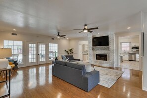 TV, peis og kontorer