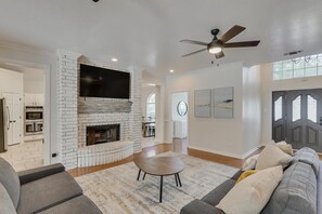 Télévision, cheminée, espaces bureaux