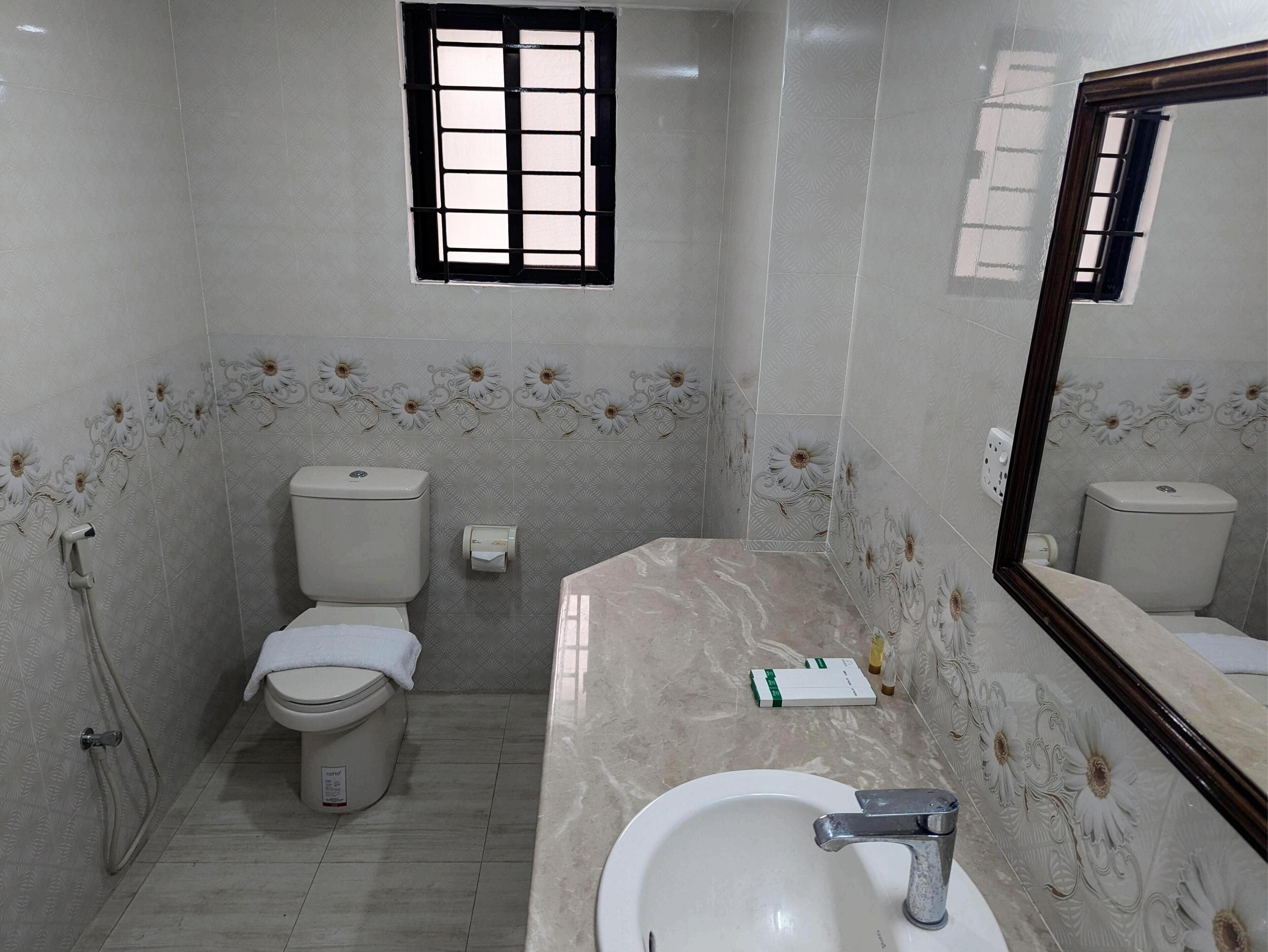 Suite – premier, balkong, byutsikt | Bad | Tøfler