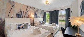 4 Apartments, 10BR - Two and a Half Miles to Ark!