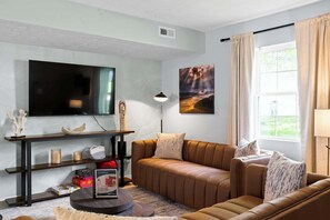 TV - 4 Apartments, 10BR - Two and a Half Miles to Ark! (Williamstown)