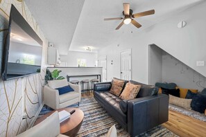 TV - 4 Apartments, 10BR - Two and a Half Miles to Ark! (Williamstown)