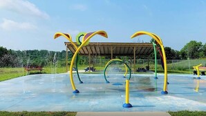 An outdoor water play area with colorful slides and swings. - 3BR Condo Near Ark Encounter, 8 Guests, Parking (Williamstown)