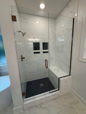 Haartrockner, Handtücher, Seife, Toilettenpapier
