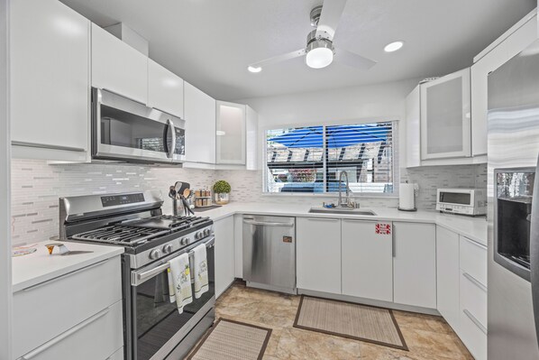 Kühlschrank, Mikrowelle, Ofen, Herdplatte