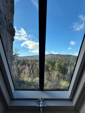 A skylight window with a view of a forest and mountains. - Cambus o'May Hotel (Aboyne)