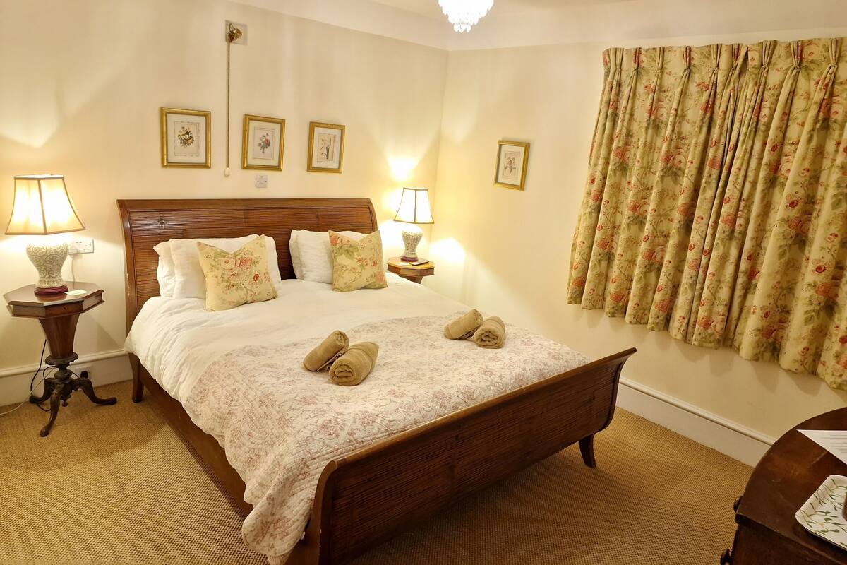 Down duvets, desk, laptop workspace, soundproofing