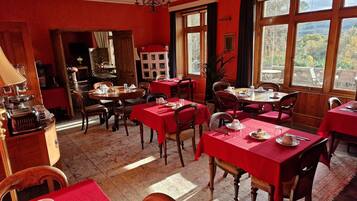 Dagelijks continentaal ontbijt inbegrepen