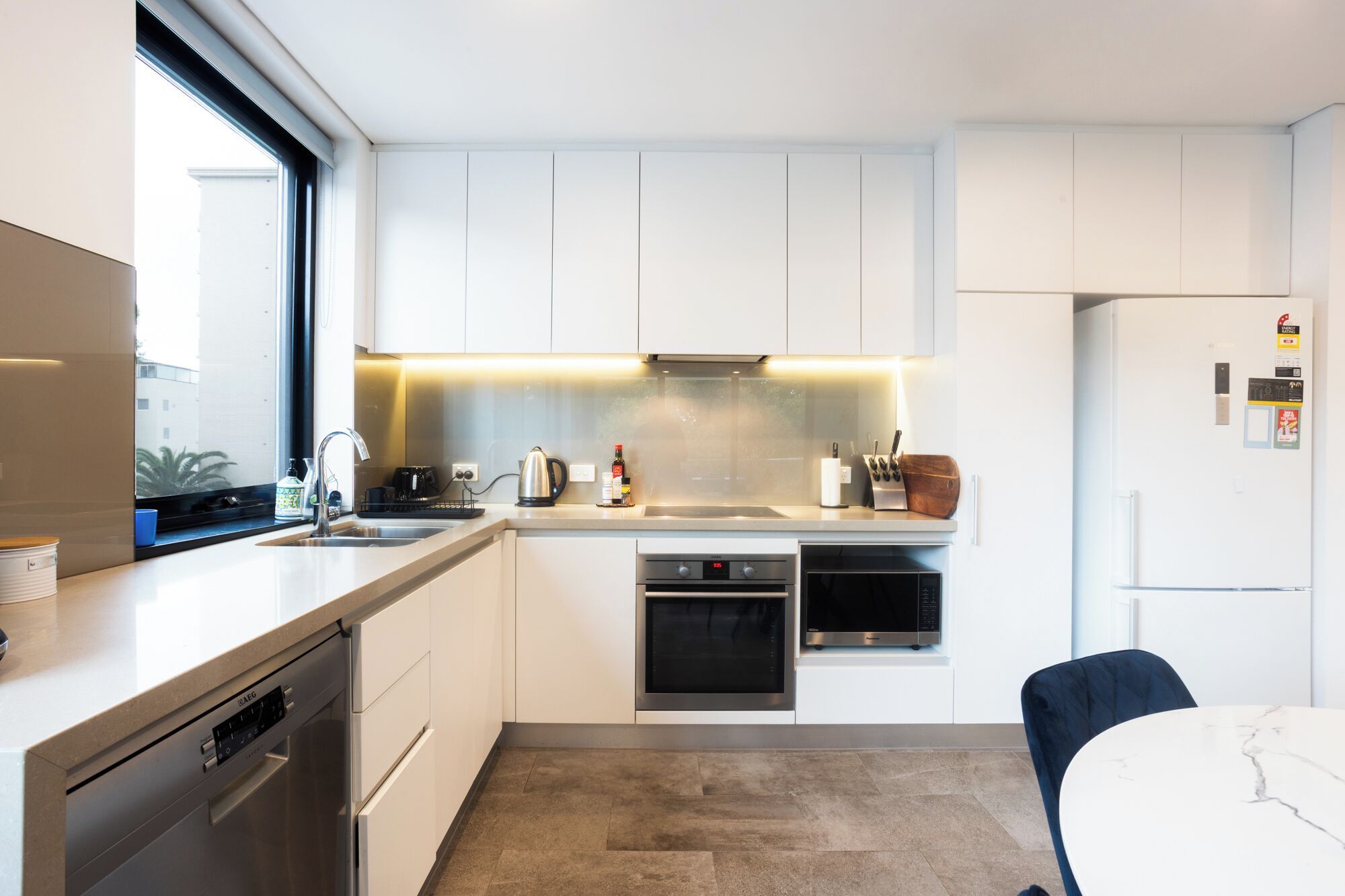 Frigorifero, microonde, forno, piano cottura