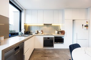 ثلاجة، ميكروويف، فرن، موقد طهي مسطح