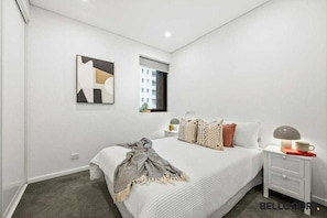 2 bedrooms, iron/ironing board, internet, bed sheets