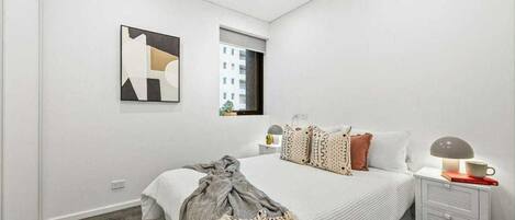 2 habitaciones, tabla de planchar con plancha, internet y ropa de cama