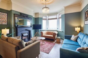 Télévision, livres, espaces bureaux