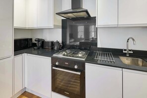 Réfrigérateur, four à micro-ondes, un four, surface de cuisson