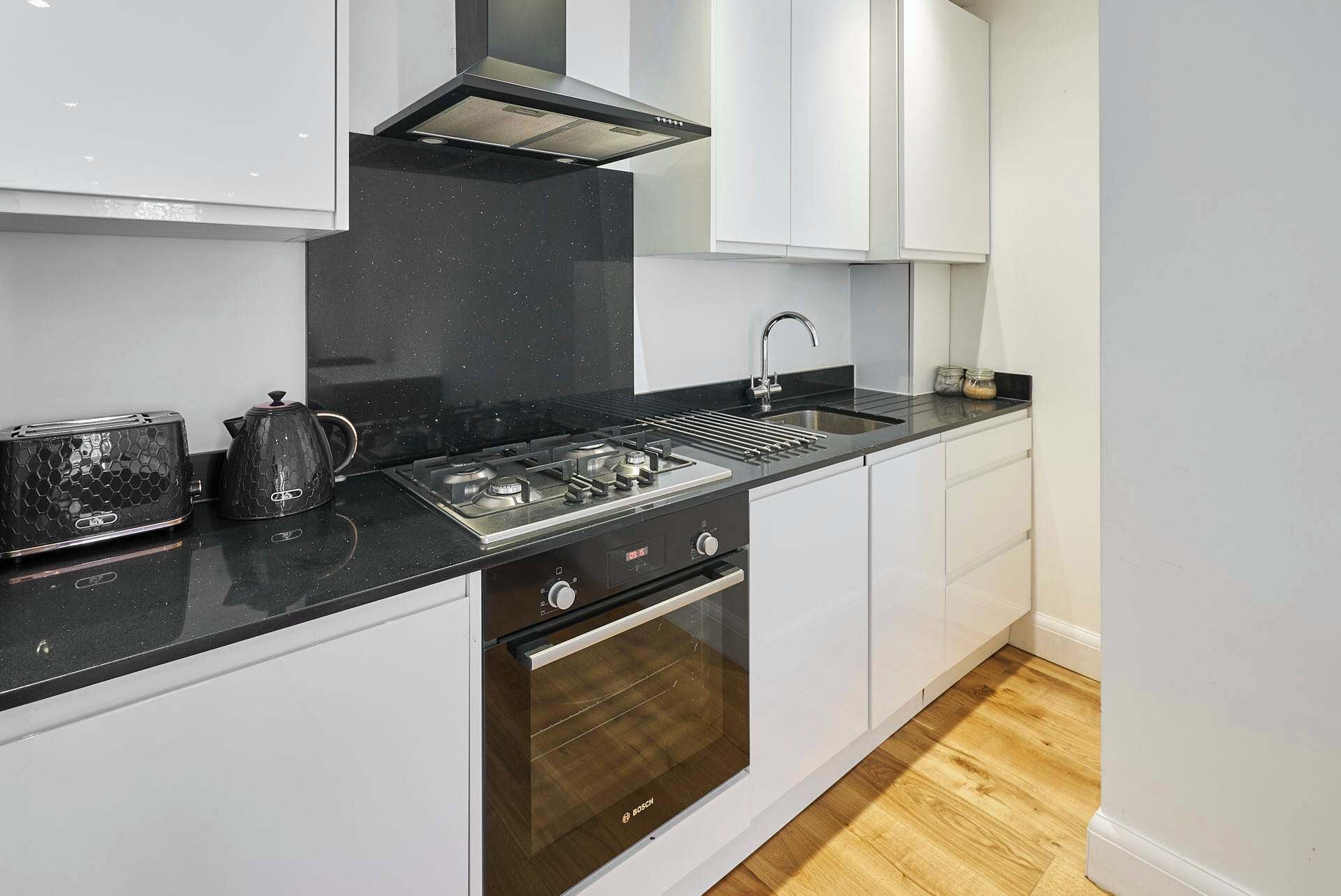 Kjøleskap, mikrobølgeovn, ovn og kokeplater