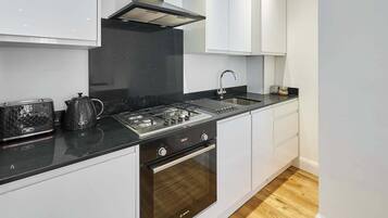 Kjøleskap, mikrobølgeovn, ovn og kokeplater