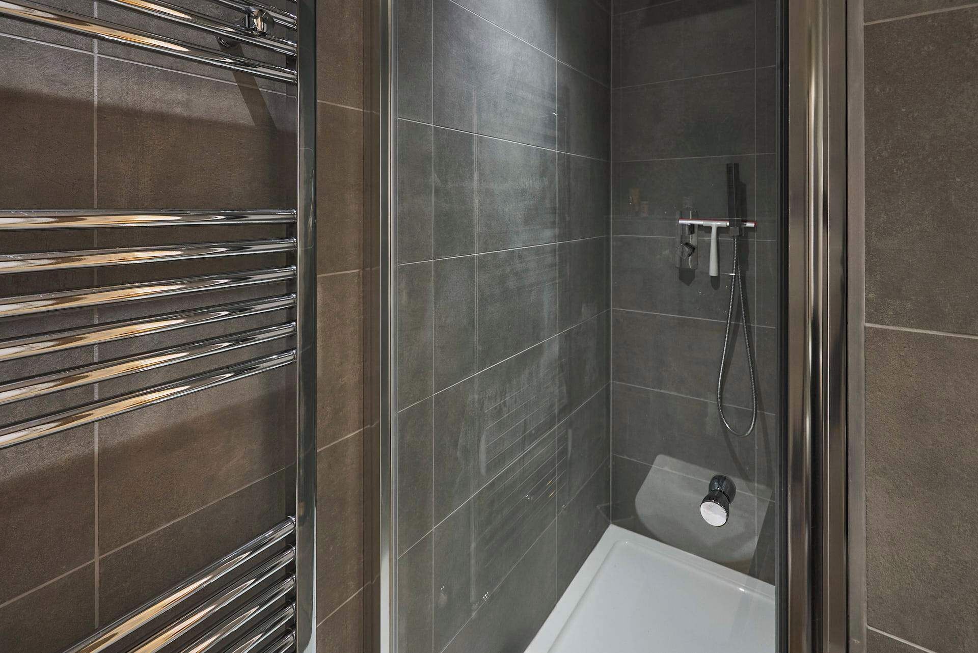 Dusj, hårføner, håndklær og sjampo