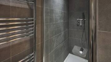 Dusj, hårføner, håndklær og sjampo