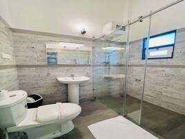 Deluxe Double Room | Bathroom | Shower, free toiletries, hair dryer, towels