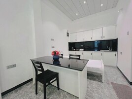 Escritorio, espacio para trabajar con laptop y cortinas blackout 