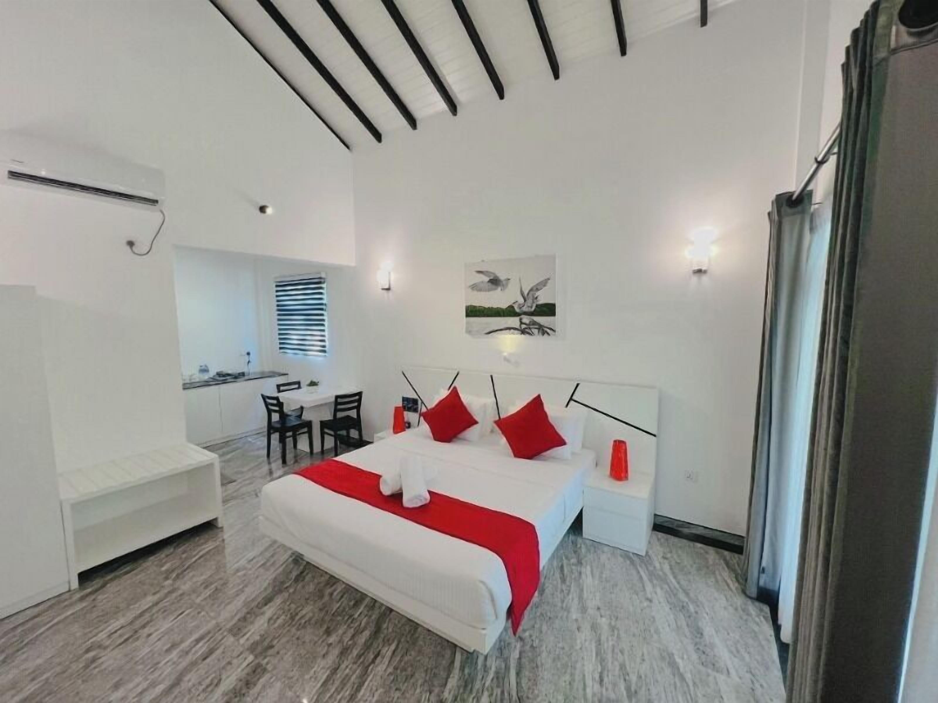 Deluxe Double Room | Desk, laptop workspace, blackout curtains, iron/ironing board