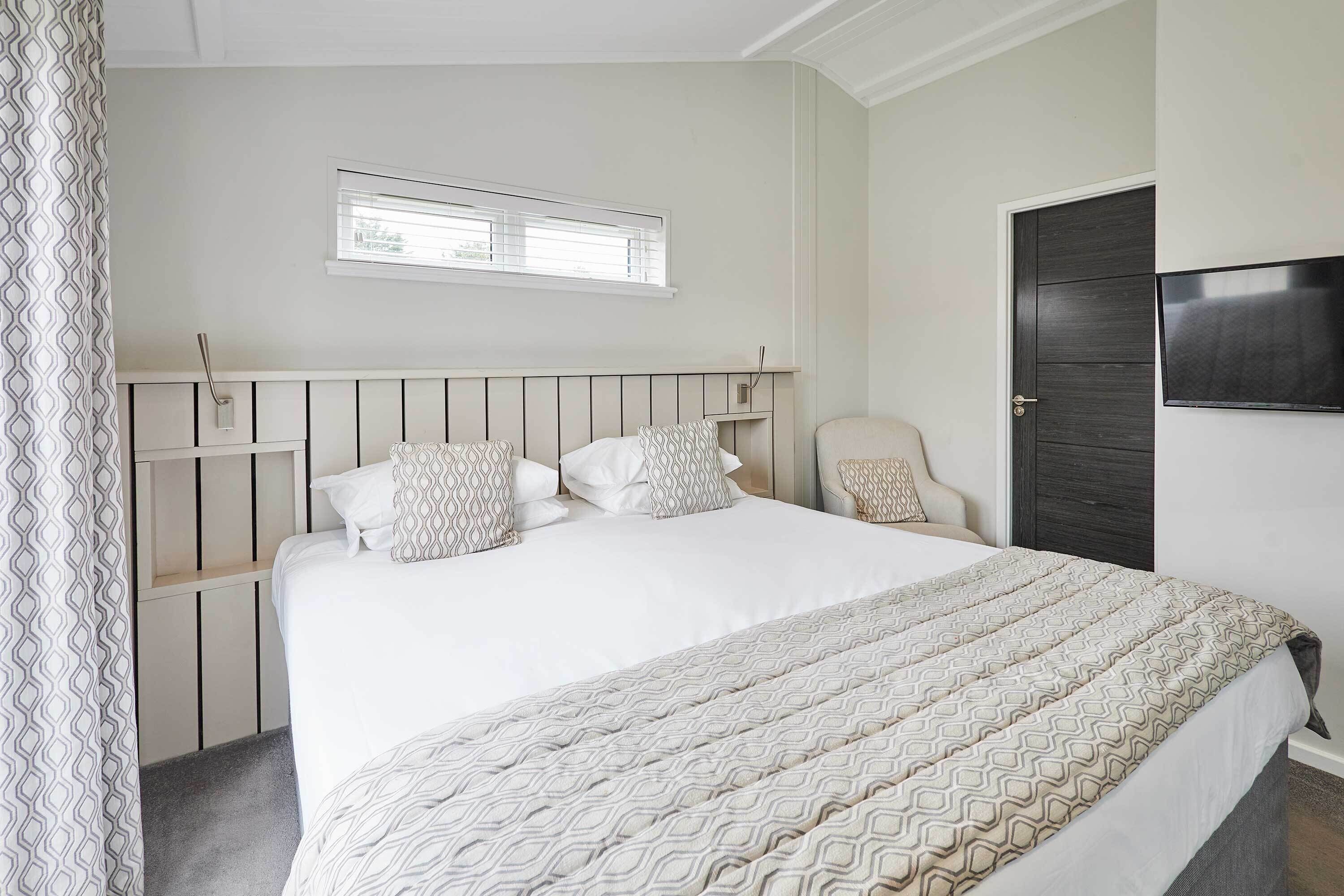 3 bedrooms, travel crib, WiFi, bed sheets