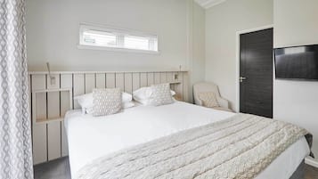 3 bedrooms, travel crib, WiFi, bed sheets