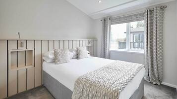 3 bedrooms, travel crib, WiFi, bed sheets