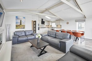TV, offices - Host & Stay | Transporter Lodge (Great Ayton)