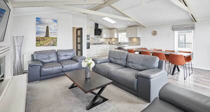 Host & Stay | Transporter Lodge