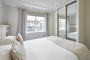 3 bedrooms, travel crib, WiFi, bed sheets - Host & Stay | Transporter Lodge (Great Ayton)