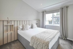 3 bedrooms, travel crib, WiFi, bed sheets - Host & Stay | Transporter Lodge (Great Ayton)