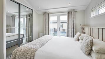 3 bedrooms, travel cot, bed sheets