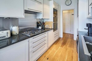 Coffee/tea maker, fridge, microwave, oven - Host & Stay | Brunswick Place Apartment (Brighton and Hove)