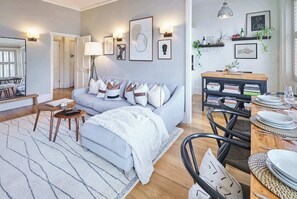 TV, offices - Host & Stay | Brunswick Place Apartment (Brighton and Hove)