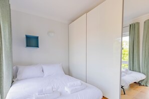 2 bedrooms, desk, iron/ironing board, WiFi - Chic 2BD Hideaway in the Heart of Shoreditch (Greater London)