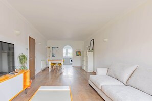 TV, offices - Chic 2BD Hideaway in the Heart of Shoreditch (Greater London)