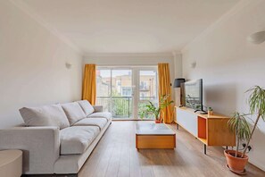 TV, offices - Chic 2BD Hideaway in the Heart of Shoreditch (Greater London)