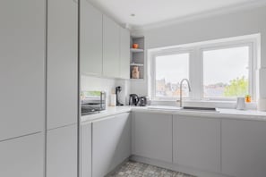 Fridge, microwave, oven, stovetop - Chic 2BD Hideaway in the Heart of Shoreditch (Greater London)