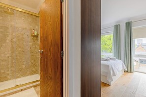 Shower, towels - Chic 2BD Hideaway in the Heart of Shoreditch (Greater London)