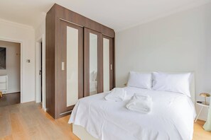2 bedrooms, desk, iron/ironing board, WiFi